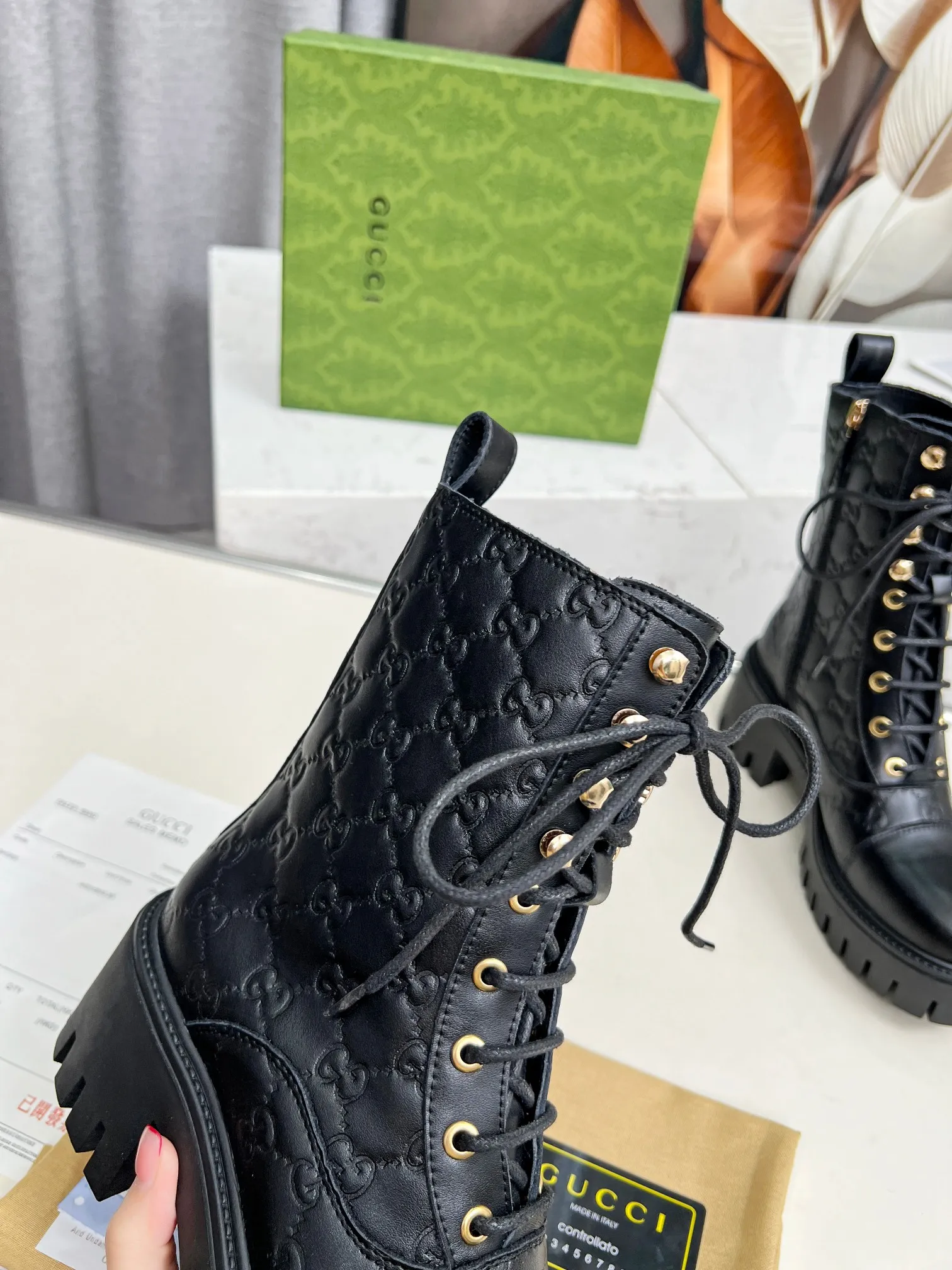 👟👟Ex-factory price 600👟👟 2025Gucci Gucci lace-up ankle boots. These lace-up ankle boots are made of Peugeot GG lace-up ankle boots. These lace-up ankle boots are carefully made of iconic GG cow leather, highlighting the brand's timeless and elegant aesthetic style. Featuring a bold silhouette, these ankle boots feature a rubber lug sole that provides secure support while giving the entire silhouette a modern, sophisticated feel. Lining: cowhide Heel height: 6 cm Size: 35-42#